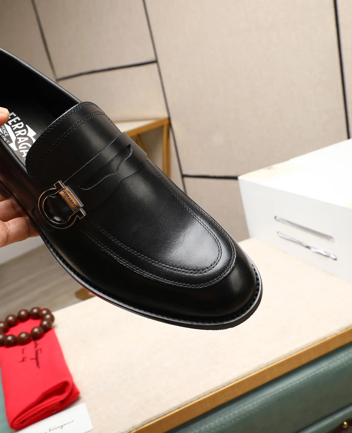 Men's shoes 💰560 📛📛(water-dyed cow lining) Salvatore Ferragamo high-end (Salvatore Ferragamo) is the world's top luxury footwear brand. It comes from the fashion kingdom of Italy. It is famous all over the world for its traditional handmade design and novel styles... 🚶🏻🚶🏻New suit shoes are available simultaneously at the counter. This model is made of pure handmade imported Italian calfskin fabric ➕soft water-dyed cowhide lining Original authentic outsole🌀🌀Size: 38➖44 (45 46 customized)